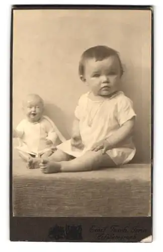 Fotografie Emil Tesch, Jena, Teichgraben 5, Portrait Kleinkind im Leibchen mit Puppe an der Seite