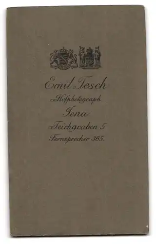 Fotografie Emil Tesch, Jena, Teichgraben 5, Portrait Kleinkind im Leibchen mit Puppe an der Seite