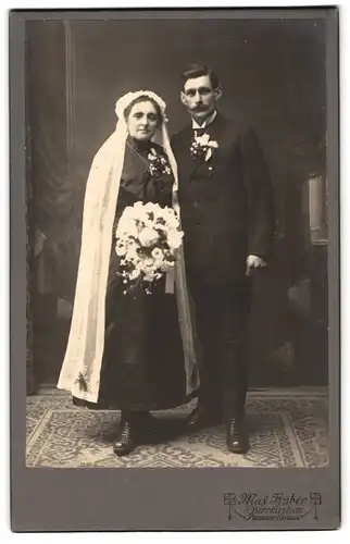 Fotografie Max Huber, Pfarrkirchen, Passauer-Strasse, Portrait bürgerliches Paar in Hochzeitskleidung mit Blumenstrauss