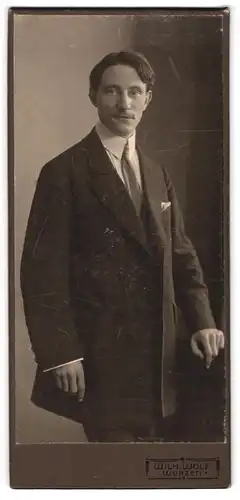 Fotografie Wilhelm Wolf, Wurzen, Langestrasse 9 b, Portrait junger Herr im Anzug mit Krawatte