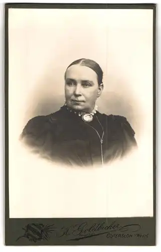 Fotografie H. Goldbecker, Gütersloh i /Westf., Portrait bürgerliche Dame mit Kragenbrosche