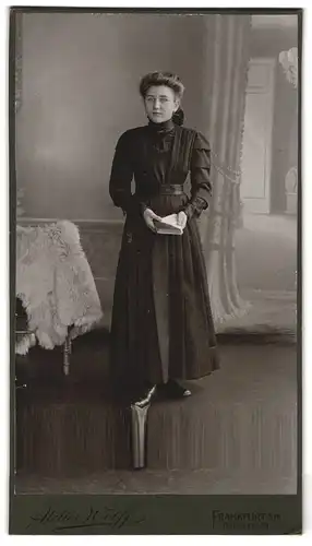 Fotografie Atelier Wolff, Frankfurt a /M., Kaiserstrasse 79, Portrait junge Dame im Kleid mit einem Buch