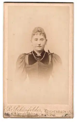 Fotografie R. Schönfelder, Reichenbach i /V., Zwickauerstrasse 42, Portrait junge Dame im Kleid mit Halskette