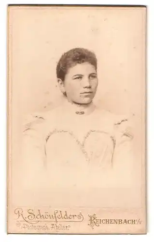 Fotografie R. Schönfelder, Reichenbach i /V., Zwickauerstrasse 42, Portrait junge Dame mit zurückgebundenem Haar