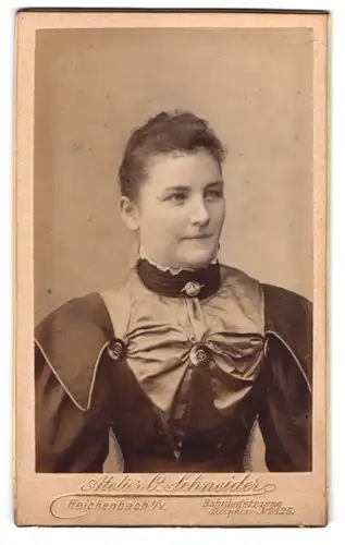 Fotografie Carl Schneider, Reichenbach i /V., Portrait junge Dame im eleganten Kleid