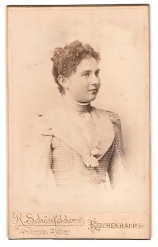 Fotografie R. Schönfelder, Reichenbach i /V., Zwickauerstrasse 42, Portrait junge Dame im karierten Kleid