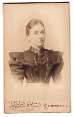 Fotografie R. Schönfelder, Reichenbach i /V., Zwickauerstrasse 42, Portrait junge Dame im bestickten Kleid