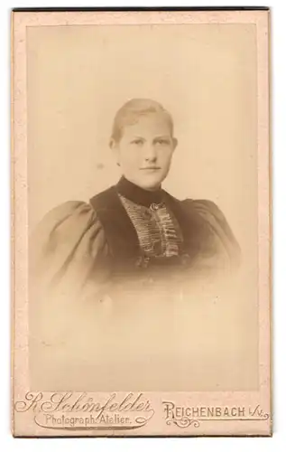 Fotografie R. Schönfelder, Reichenbach i /V., Zwickauerstrasse 42, Portrait junge Dame im Kleid mit Puffärmeln