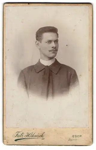 Fotografie Fritz Hähnisch, Eger, Bahnhofstrasse 39, Portrait junger Herr mit Oberlippenbart