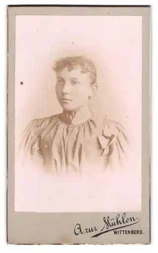 Fotografie A. zur Mühlen, Wittenberg, Jüdenstrasse 10, Portrait junge Dame mit zurückgebundenem Haar