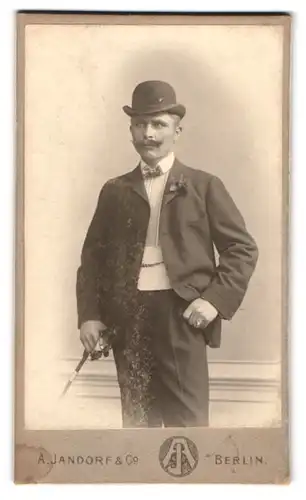 Fotografie A. Jandorf & Co., Berlin-C, Spittelmarkt 16-17, Portrait junger Herr im Anzug mit Moustache