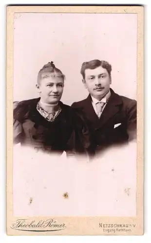 Fotografie Theobald Römer, Netzschkau i /V., Portrait junges Paar in eleganter Kleidung
