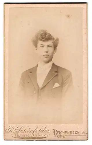 Fotografie R. Schönfelder, Reichenbach i /V., Zwickauerstrasse 42, Portrait junger Herr im Anzug mit Krawatte
