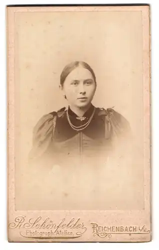 Fotografie R. Schönfelder, Reichenbach i /V., Zwickauerstrasse 42, Portrait junge Dame im Kleid mit Halskette