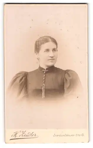 Fotografie Z. Zeidler, Berlin-SW, Jerusalemerstrasse 6, Portrait junge Dame mit zurückgebundenem Haar