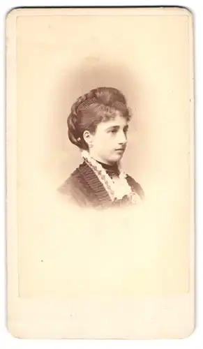 Fotografie T. H. Voigt, Homburg, Untere Promenade 31, Portrait junge Dame im Biedermeierkleid mit hochgestecktem Zopf