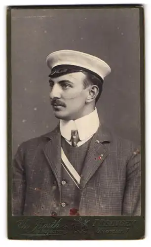 Fotografie Chr. Barth, Tübingen, Uhlandstr. 7, Portrait Student im karierten Anzug mit Schmiss und Couleur, Tellermütze