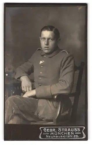 Fotografie Gebr. Strauss, München, Neuhauserstr. 20, Portrait junger Soldat in Feldgrau Bluse mit Cordhose