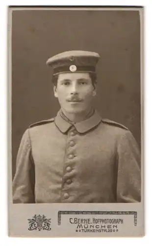 Fotografie C. Berne, München, Türkenstr. 20, Portrait Soldat in Feldgrau Uniform mit Krätzchen