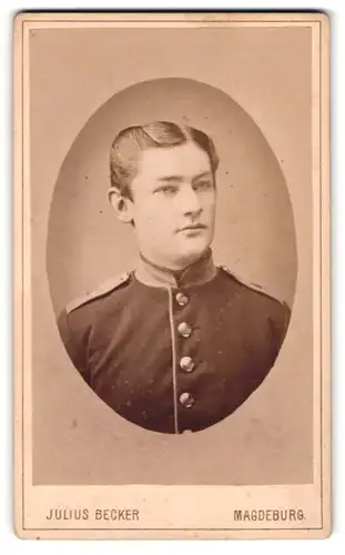 Fotografie Julius Becker, Magdeburg, Schwertfegerstr. 9, Portrait junger Soldat in Uniform Rgt. 4