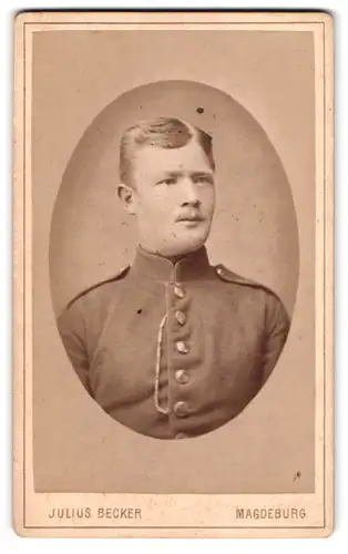 Fotografie Julius Becker, Magdeburg, Schwertfegerstr. 9, Portrait Soldat in Uniform mit Kette