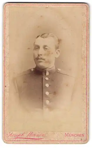 Fotografie Joseph WErner, München, Zweibrückenstr. 2, Portrait Uffz. in Uniform mit Seitenscheitel