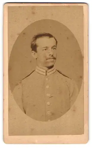 Fotografie Julius Ebner, München, Carlsplatz 14, Portrait bayrischer Soldat in Garde Uniform mit Schnauzer