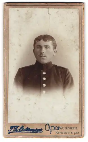Fotografie F. X: Ostermayr, München, Karlsplatz 6, Portrait junger bayrischer Soldat in dunkler Uniform