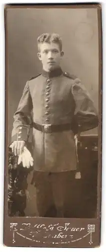 Fotografie unbekannter Fotograf und Ort, Portrait Knabe Soldat in Uniform Rgt. 20 mit Bajonett