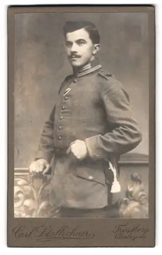 Fotografie Carl Stallechner, Trostberg, Portrait Uffz. in Feldgrau Uniform mit Bajonett und Moustache