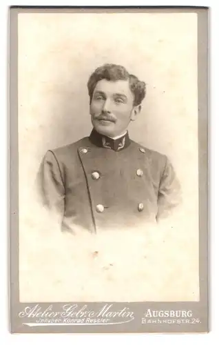 Fotografie Gebr. Martin, Augsburg, Bahnhofstr. 24, Portrait Jäger in Jagdbekleidung mit Locken und Moustache