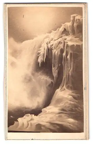 Fotografie unbekannter Fotograf und Ort, Gemälde zugefrorener Wasserfall