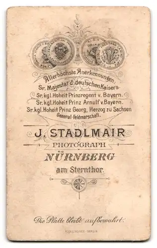 Fotografie J. Stadlmair, Nürnberg, am Sternthor, Portrait junges Mädchen im weissen Kleid mit Hund auf dem Tisch