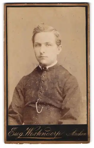 Fotografie Eug. Westendorp, Aachen, Hochstr. 8, Portrait junger Pastor im Talar mit Collar