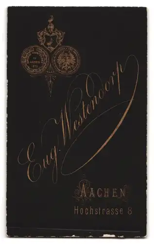 Fotografie Eug. Westendorp, Aachen, Hochstr. 8, Portrait junger Pastor im Talar mit Collar