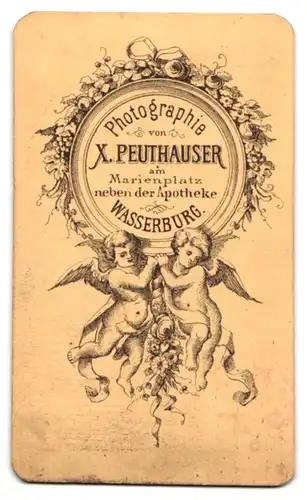 Fotografie X. Peuthauser, Wasserburg, Marienplatz, Portrait Dame im Trachtenkleid stützt sich auf einen Sessel