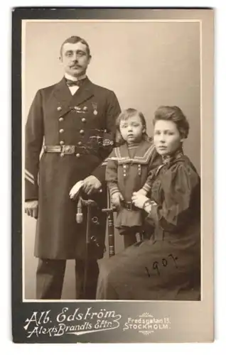 Fotografie Alb. Edström, Stockholm, Fredsgatan 13, Marine Offizier in Uniform mit Orden nebst Frau und Tochter