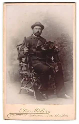 Fotografie Otto Müller, Neu-Ruppin, Wiechmannstr. 8, Portrait Jäger mit Flinte und Jagdhund im Atelier