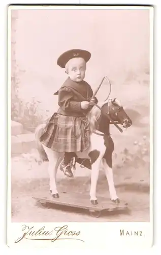 Fotografie Julius Gross, Mainz, Emmerich-Josephstr. 11, Portrait Kleinkind auf einem Schaukelpferd im karierten Rock