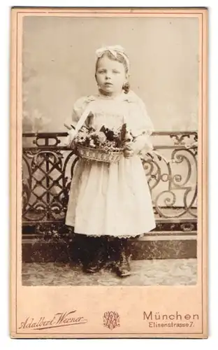 Fotografie Adalbert Werner, München, Elisenstr. 7, Portrait kleines Mädchen als Blumenkind mit Blumenkorb, Haarschleife