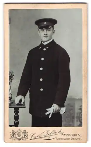 Fotografie Carl Zillack, Frankfurt a. O., Fürstenwalder Steinweg 1, Portrait Beamter in Uniform mit Schirmmütze