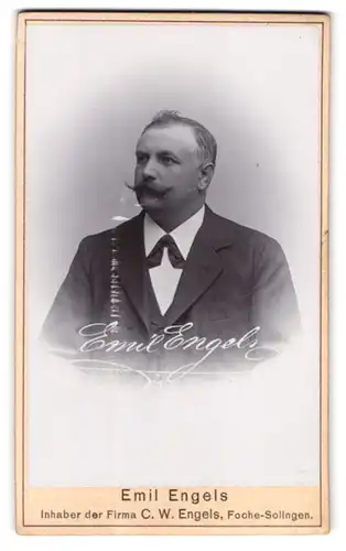 Fotografie unbekannter Fotograf und Ort, Portrait Emil Engels, Inhaber der Firma C. W. Engels Rasierklingenhersteller