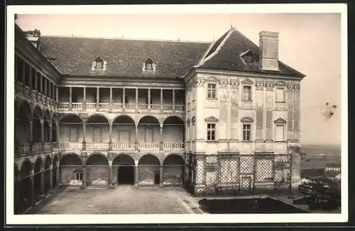 AK Opotschno, Schloss, Innenhof