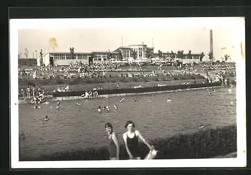 AK Dvur Králové, Schwimmbad mit Badegästen