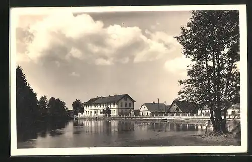 AK Borohrádek, Blick übers Wasser auf Ort