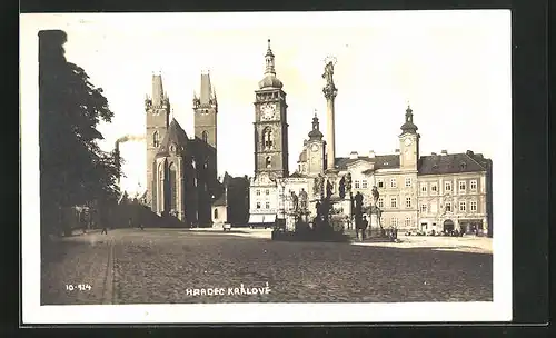 AK Königgrätz / Hradec Kralove, Kirche mit Denkmal und Uhrenturm