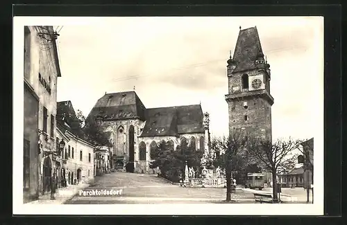 AK Pertoldsdorf, Strassenpartie mit Gasthaus und Denkmal