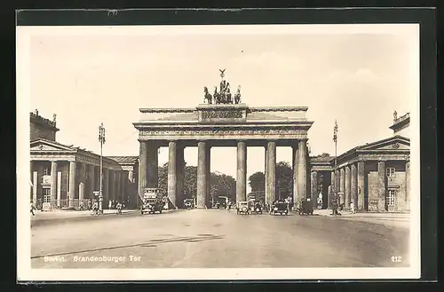 AK Berlin, Autoverkehr am Brandenburger Tor