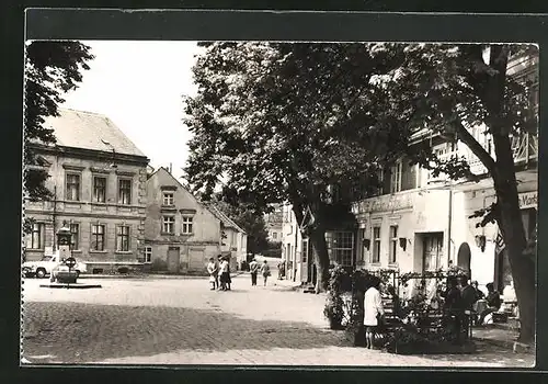 AK Buckow /Märkische Schweiz, Linden-Hotel am Markt mit Brunnen