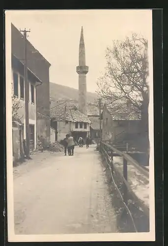 AK Mostar, Strasse am Fluss mit Minarett